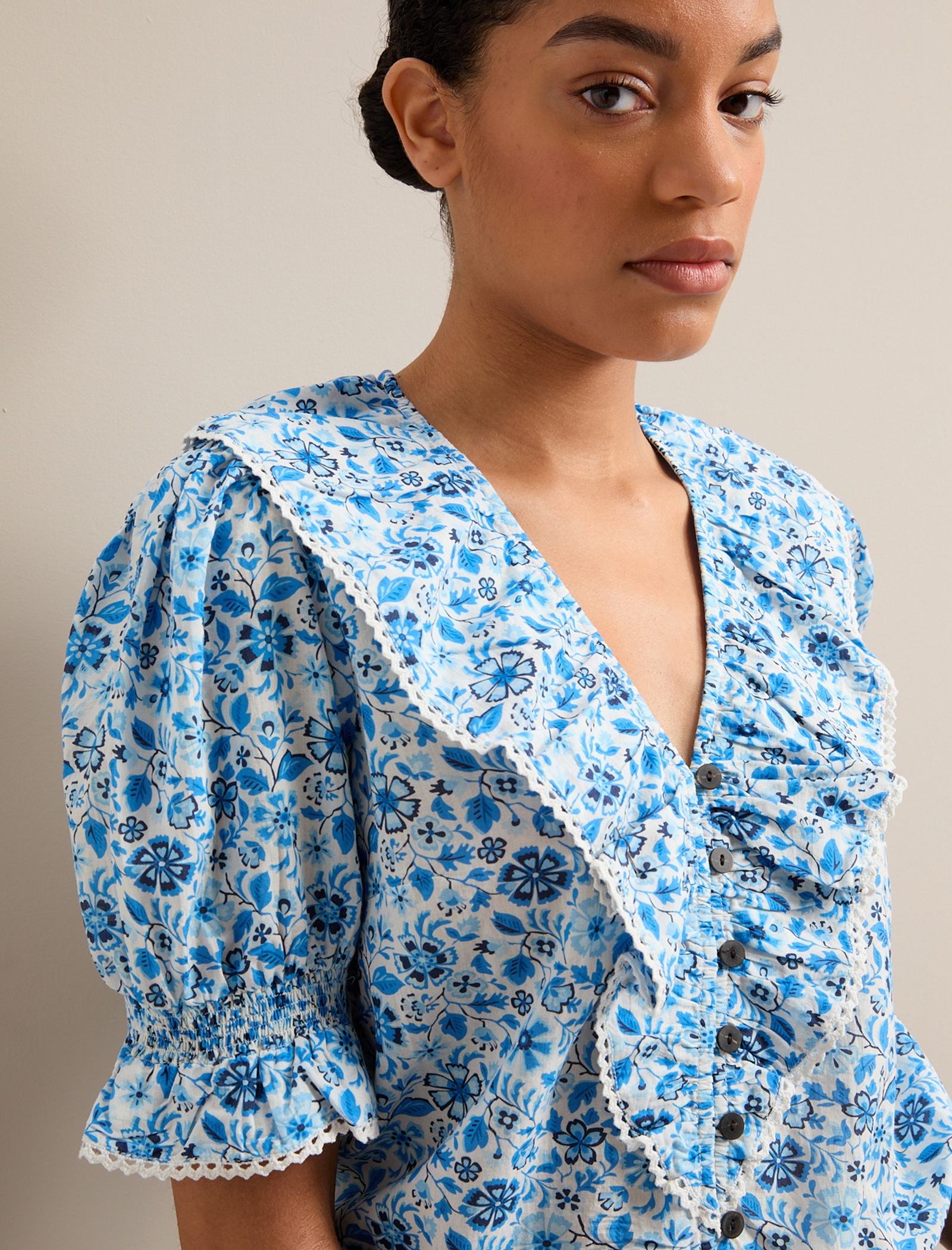 【美品】Salsation Cotton Bla LBlue 新作☆ Bethany Cotton Blend Blouse - White Blue Ditsy Carnation Print