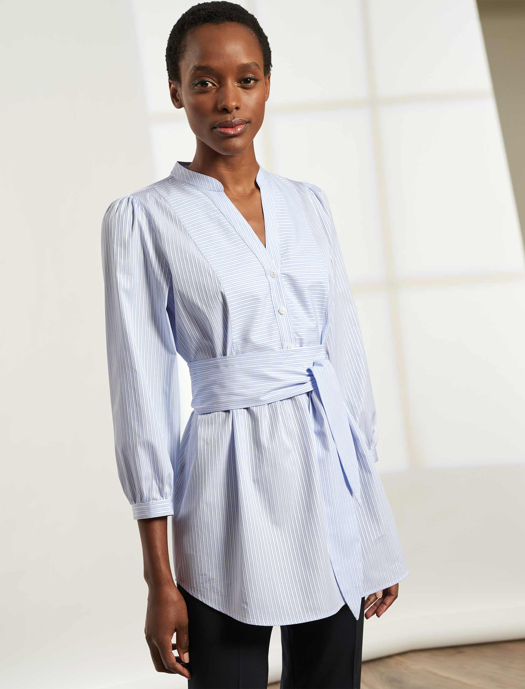 Long shirt with belt outlet